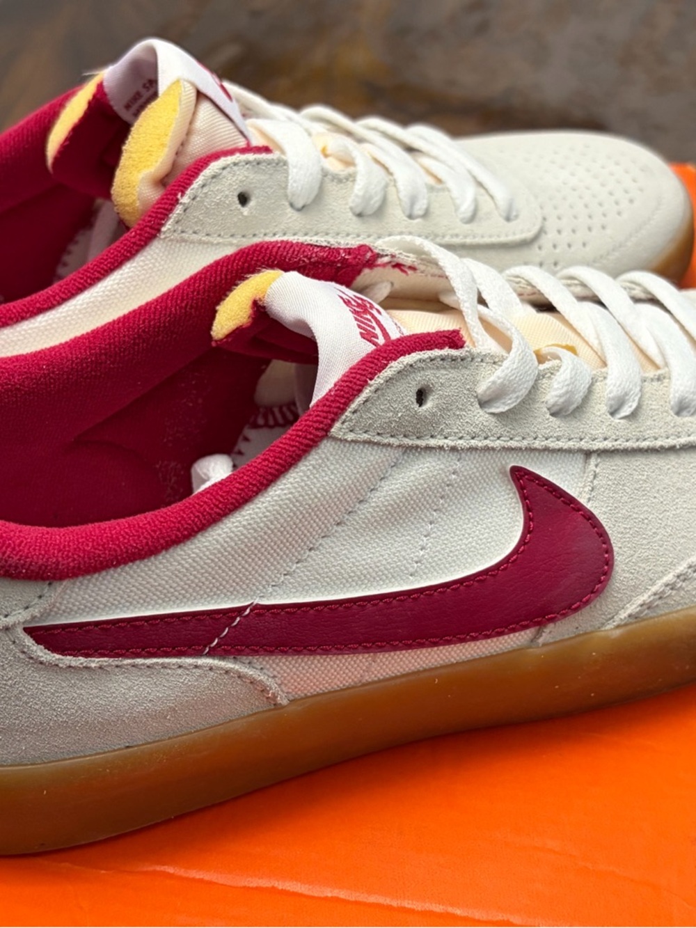 Nike SB Heritage VULV Low-Top Canvas Sneakers in White, Cardinal Red